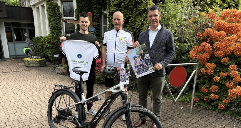 STADTRADELSTAR Ulrich Maas (M.) mit Klimaschutzmanager Simon Mai (l.) und Bürgermeister Volker Klüter. 