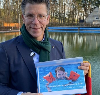 Bürgermeister Volker Klüter arbeitet daran, dass alle Neuenrader Kinder schwimmen können, wenn sie in die Schule kommen.