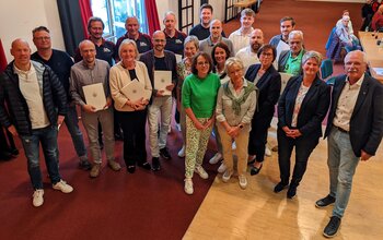 Bürgermeister Antonius Wiesemann und Sandra Bolinius ehrten die erfolgreichen Sportler des TuS Neuenrade.
