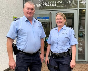 Polizeihauptkommissar Axel Wahle, hier im Bild mit Kathrin Reinwald, Leiterin der Polizeiwache in Werdohl, ist der neue Bezirksbeamte in Neuenrade.