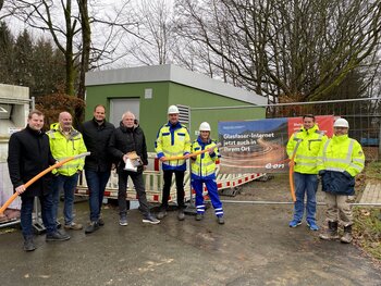 Voraussichtlich beginnt im Januar 2025 der Glasfaserausbau in der Kernstadt von Neuenrade. Unser Bild zeigt von links Matthias Pohl (Gigabitkoordinator Märkischer Kreis), Willy Hetterscheid (HBS GmbH), Johannes Kobeloer (Westenergie), Bürgermeister Antonius Wiesemann, Christian Holterhoff (Westnetz), Sandra Etterichretz (Westconnect), Fabian Wessels (Stadt Neuenrade, Bauamt) und Michael Eberley (externer Baubegleiter d. Westnetz).