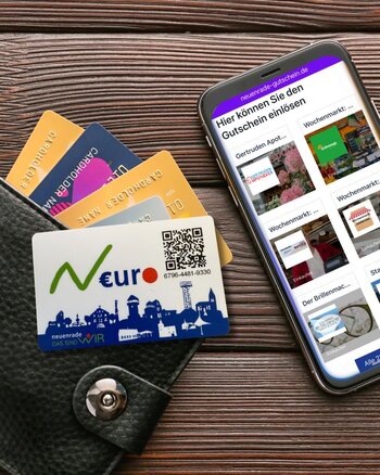 Der Geschenkgutschein N€uro ist bei zahlreichen teilnehmenden Händlern, Gastronomen und Dienstleistern in und um Neuenrade einlösbar. 