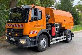 Einmal im Monat ist die Plettenberger Kehrmaschine für drei Tage in Neuenrade im Einsatz.