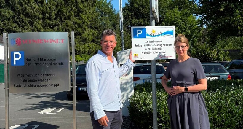 Dr. Sarah Schniewindt stellt den Mitarbeiterparkplatz für Freibadbesucher zur Verfügung. Bürgermeister Volker Klüter ist dafür sehr dankbar.