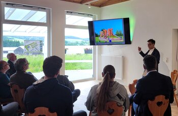 Im Dorfcafé Küntrop stellten die Fachplaner die Planungen für Spielplatz und Wohnmobilstellplatz vor.