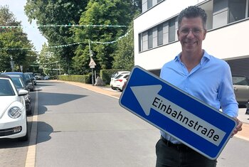 Die Straße "Hinterm Wall" wird Einbahnstraße. Bürgermeister Volker Klüter hofft auf mehr Sicherheit - vor allem für Kinder.
