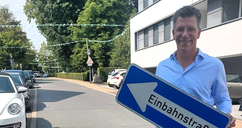 Die Straße "Hinterm Wall" wird Einbahnstraße. Bürgermeister Volker Klüter hofft auf mehr Sicherheit - vor allem für Kinder.
