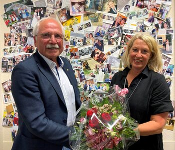 Bürgermeister Antonius Wiesemann gratuliert Andrea Schäfer zum 40-jährigen Dienstjubiläum.