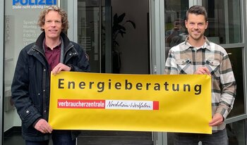 Energieberater Helge Pfingst (l.) und Klimaschutzmanager Simon Mai laden ein.