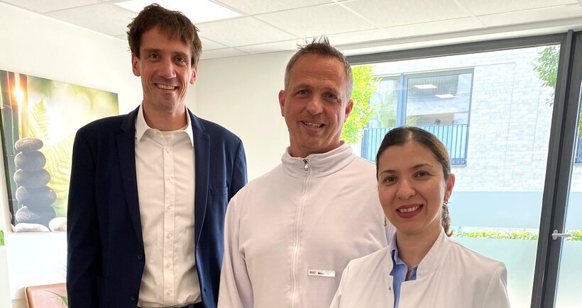 MVZ-Vorstand Fabian Cormann (links) bedankt sich bei Milan Stojanovic (Mitte) und begrüßt Sophia Ormotsadze als neue ärztliche Leiterin.