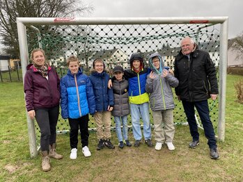Ricarda Schulte und Bürgermeister Antonius Wiesemann machten den Jungen mit dem Bolzplatz eine große Freude.